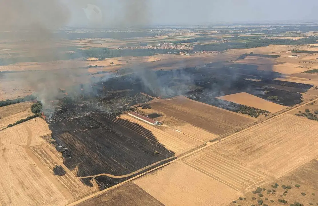 Vista aérea del fuego en una imagen facilitada por Brif Tabuyo.