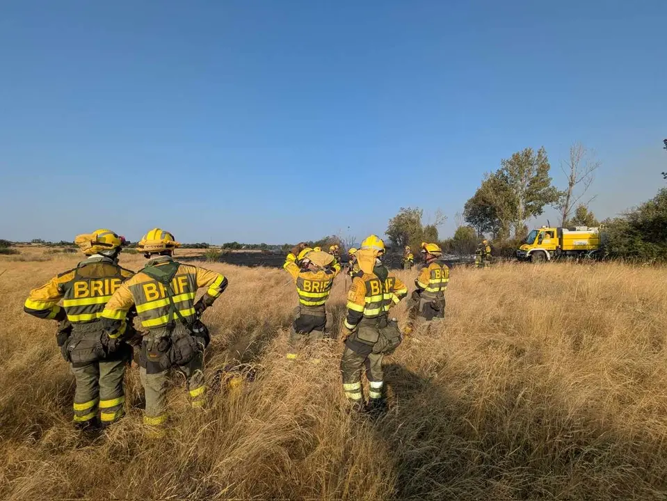 Brigadistas interviniendo en la zona del incendio.