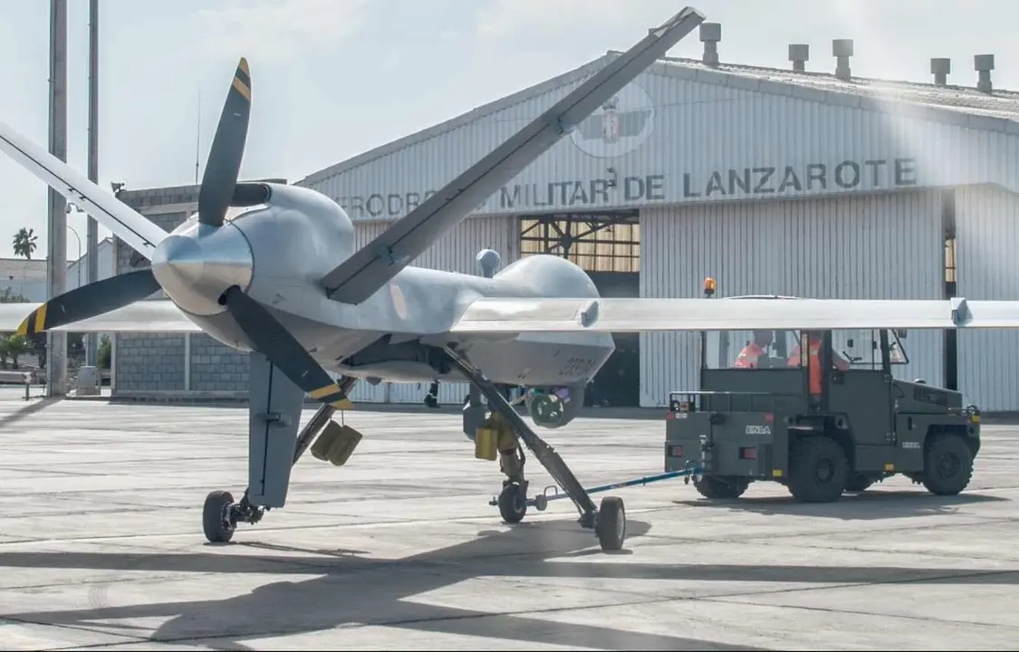 Sistema NR.05 desplegado en Lanzarote; el SIRTAP, por otro lado, es un sistema español de drones tácticos de menor tamaño, diseñado para mayor movilidad y despliegue en diversas operaciones. A diferencia del Predator, el SIRTAP de León se enfoca en misiones más tácticas y de corto alcance.