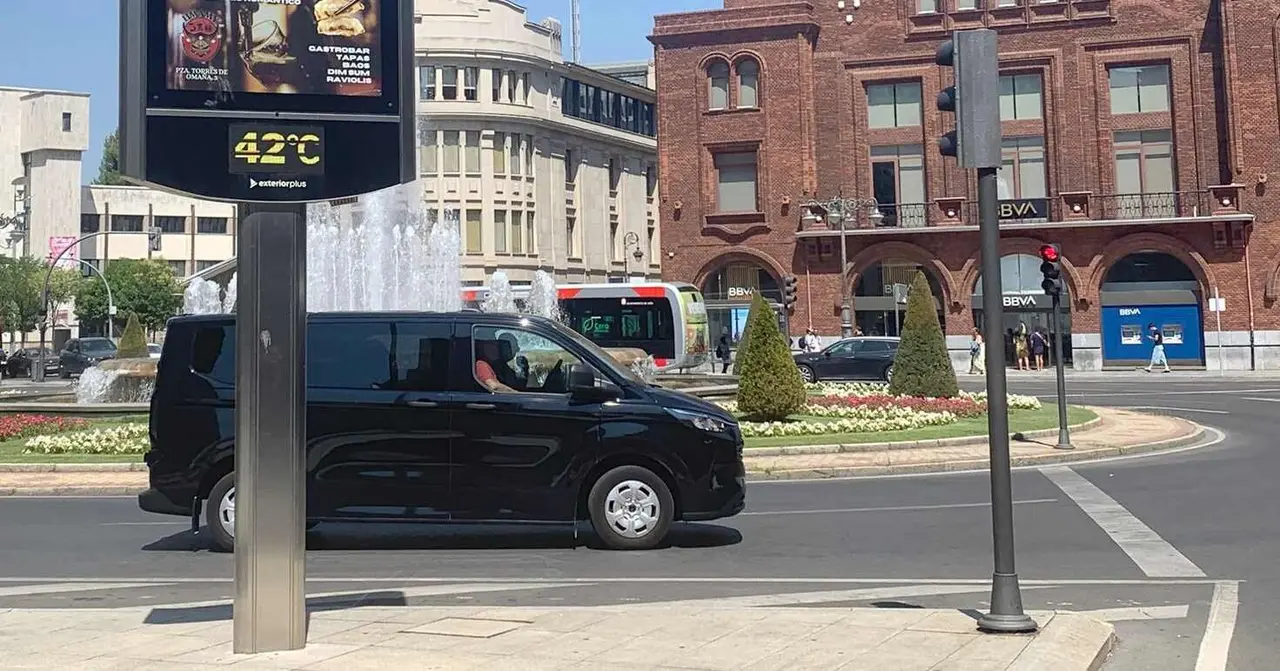 Un termómetro, este lunes, en la Plaza de Santo Domingo de León capital.