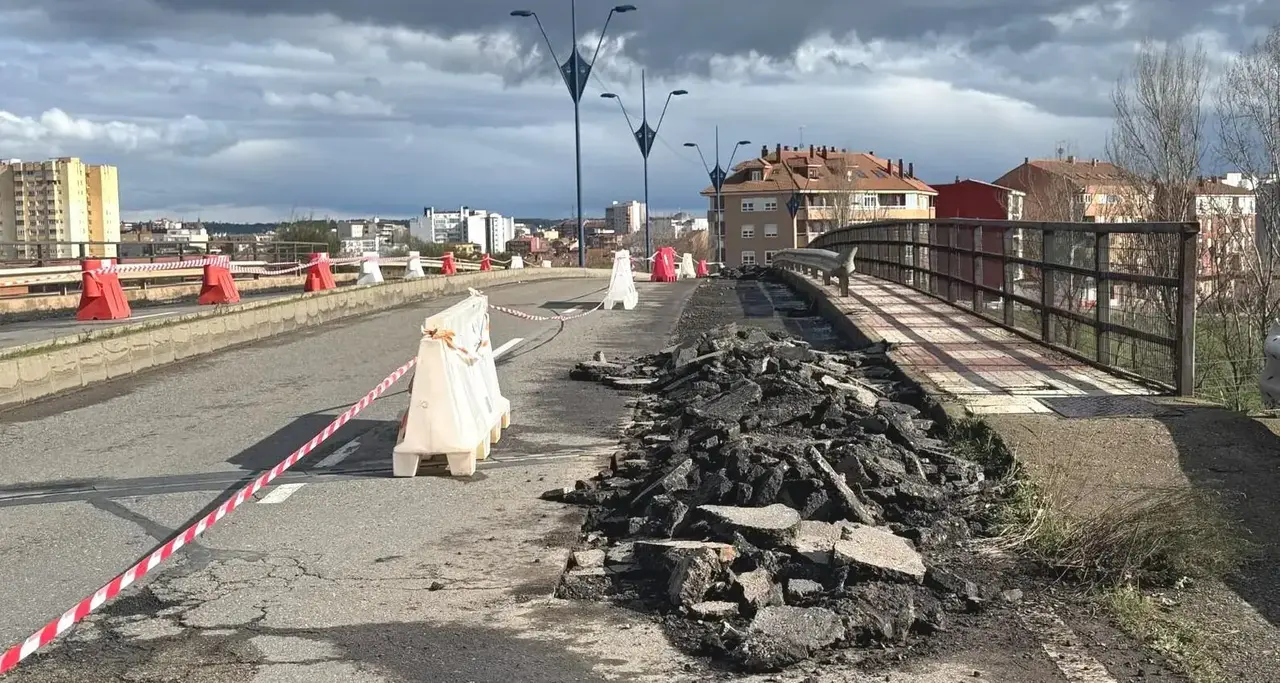 Imagen de las obras realizadas en su día por el Ayuntamiento de San Andrés en el paso elevado sobre las vías.