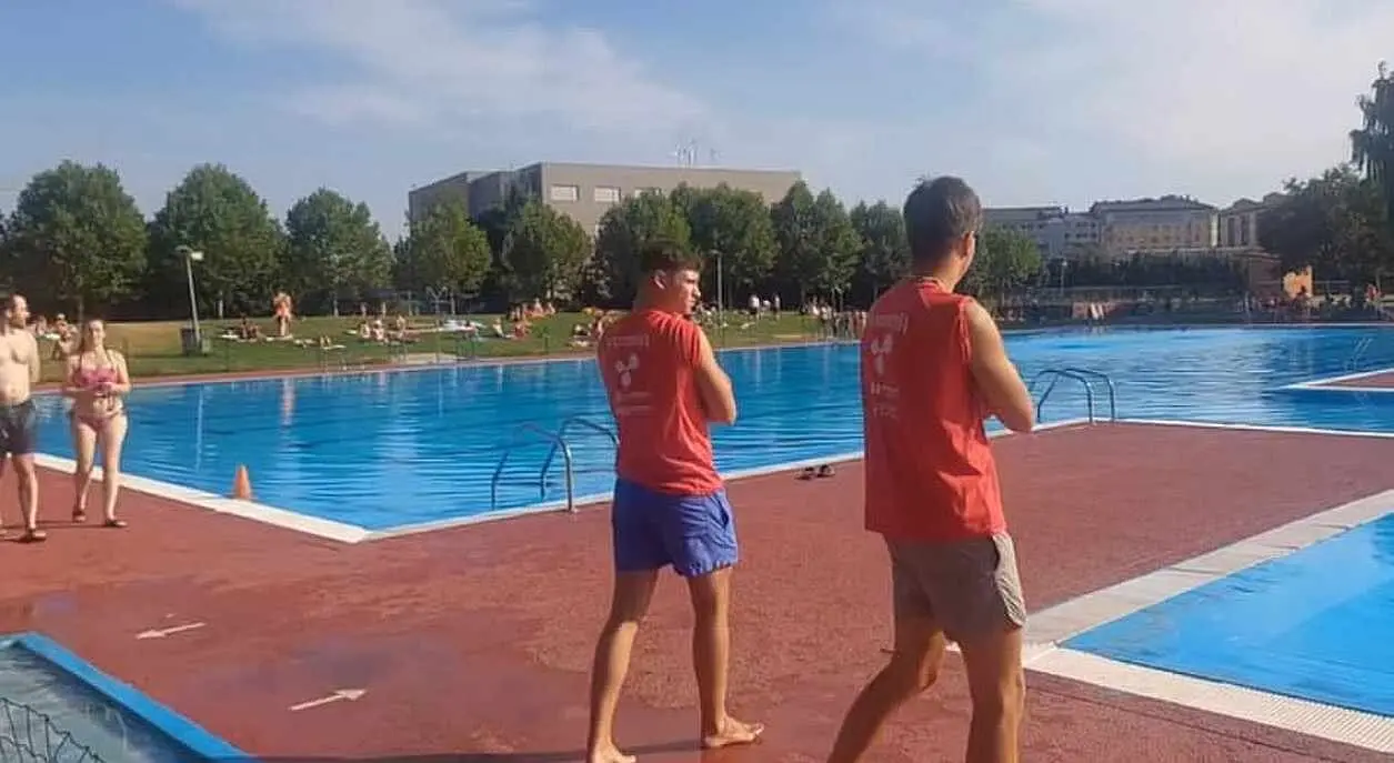 Socorristas y usuarios en la piscina de La Palomera de León, este martes.