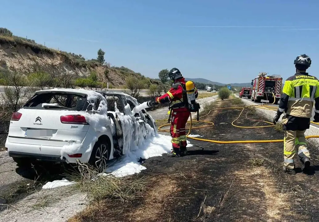 Efectivos del Sepeis sofocan las llamas en un incendio que se extendió a la mediana de la vía. Foto: Sepeis