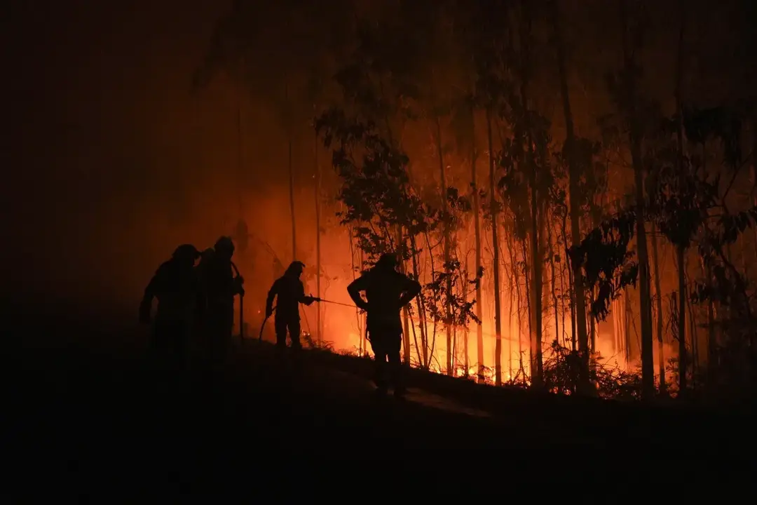 Imagen de uno de los incendios desatados en Galicia en las últimas horas y que han requerido la intervención de la UME. Foto: Galicia Press