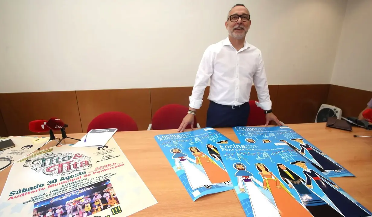El concejal de Fiestas del Ayuntamiento de Ponferrada, Carlos Cortina, durante la presentación de las Fiestas de la Encina de Ponferrada. Foto: César Hornija.