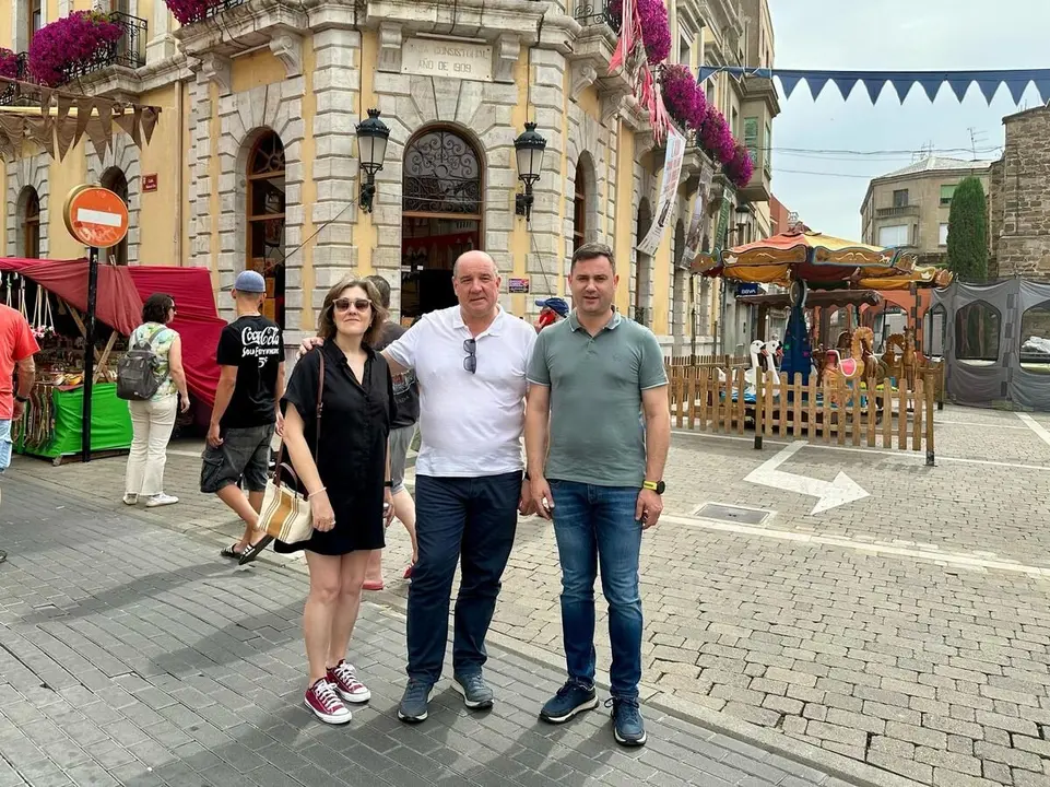El secretario general del PSOE de León, Javier Alfonso Cendón, visita La Bañeza junto al portavoz socialista en el Ayuntamiento, Rodolfo Sánchez y la concejala María Victoria Adiego Marqués