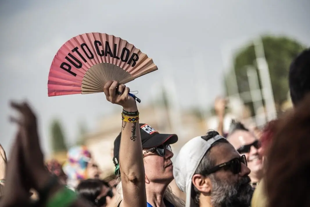 Una persona con el abanico 'Puto Calor' de la empresa leonesa Fisura en el Festival Vintoro 2025 de Zamora. Foto: Vintoro