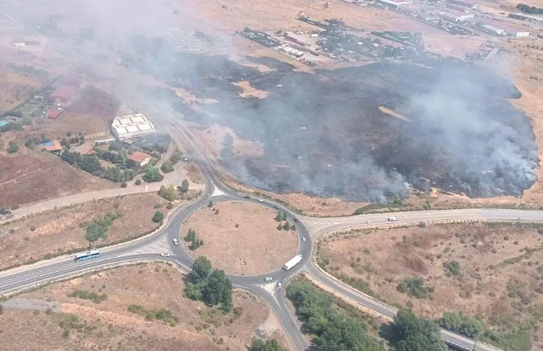 El incendio en la localidad de Ribaseca ha movilizado a numerosos efectivos.
