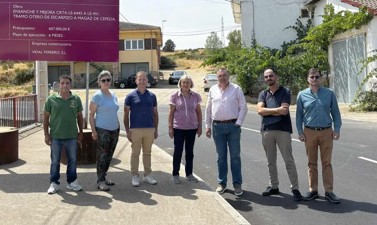 Representantes institucionales durante la presentación de las obras en el nuevo vial.