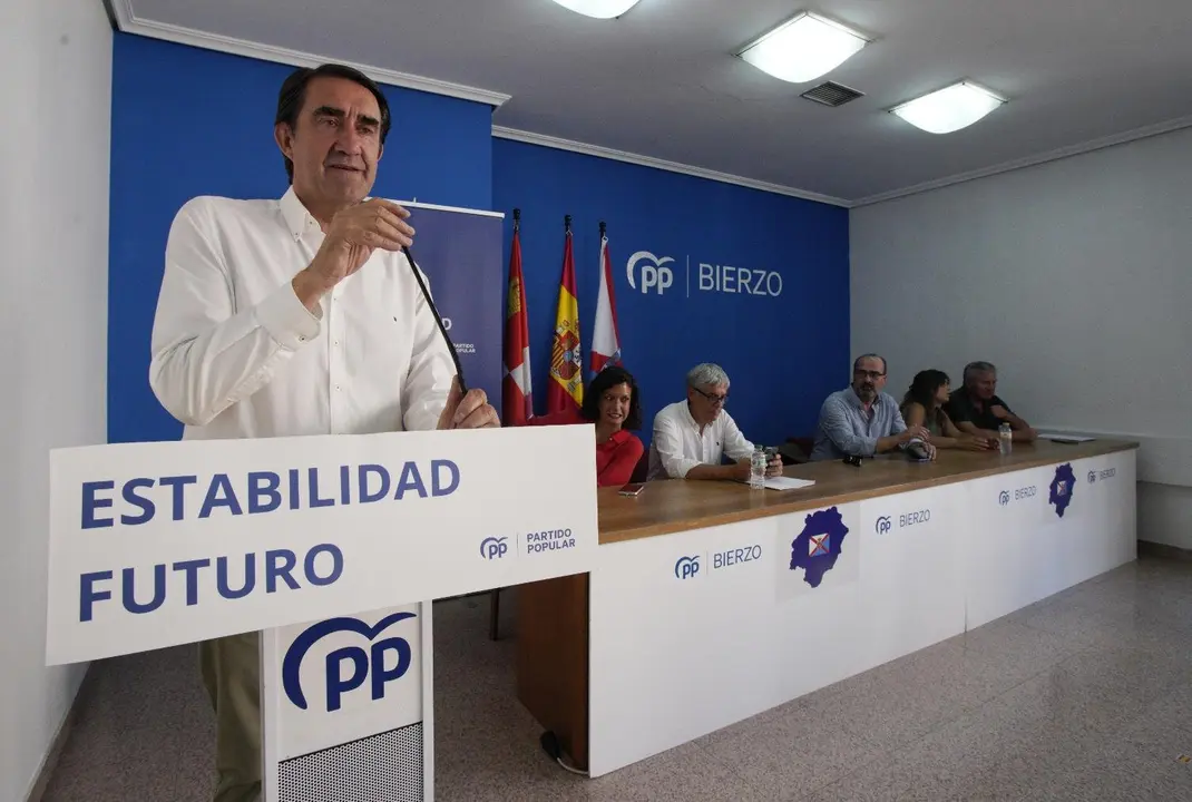 El presidente de la gestora del PP de León, Juan Carlos Suárez-Quiñones, durante la reunión con alcaldes, portavoces y otros cargos de la comarca berciana. Foto: César Sánchez