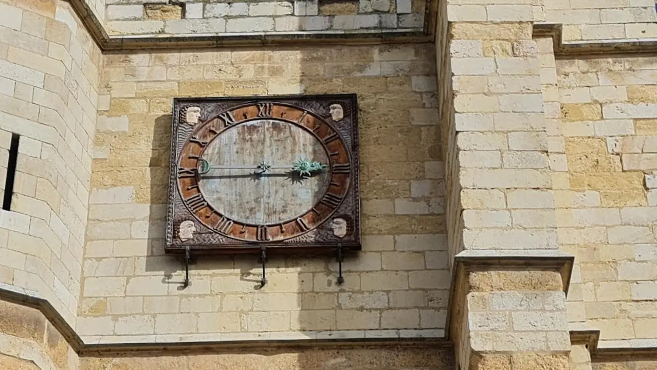 Uno de los relojes de la Catedral de León.