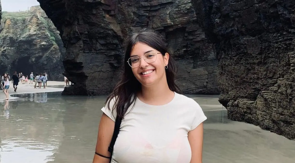 Clara García Fernández en la playa de las Catedrales.