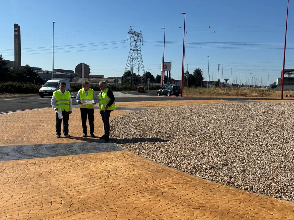 Visita del delegado territorial de la Junta en León, Eduardo Diego, a la nueva glorieta de Ribaseca.