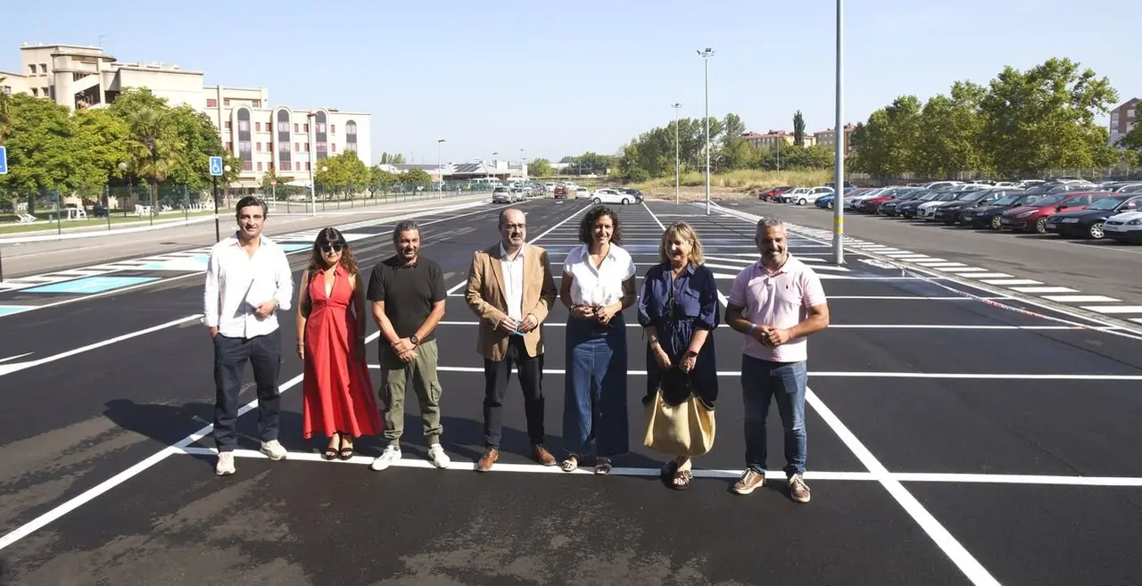El alcalde de Ponferrada, Marco Morala (C), junto a diferentes autoridades, durante la inauguración del aparcamiento ejecutado junto al Centro de Salud de Flores del Sil