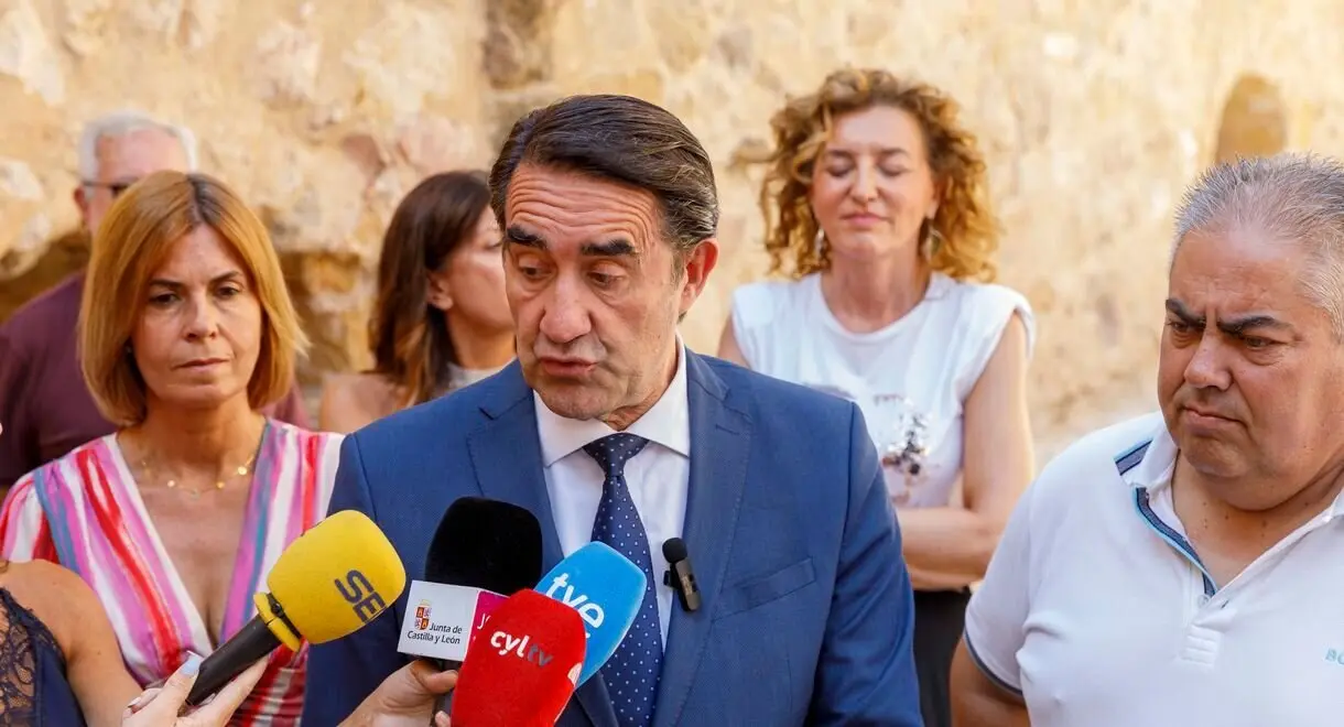 El consejero de Medio Ambiente, Vivienda y Ordenación del Territorio, Juan Carlos Suárez-Quiñones; junto al alcalde de Turégano, Juan Montes; la Diputada de Área de Promoción Provincial y Desarrollo Rural Sostenible, Magdalena Rodríguez; visitan las obras de rehabilitación del castillo de Turégano