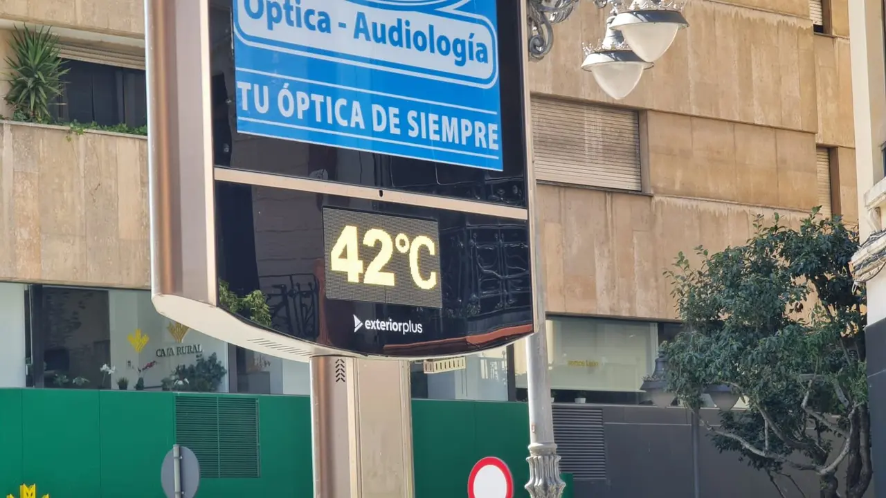 Imagen de un termómetro en plena ola de calor, en la calle Ordoño II de León capital.