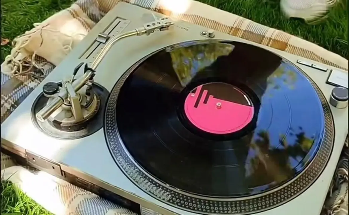 Tocadiscos encima de una manta de picnic en el Parque de Quevedo.