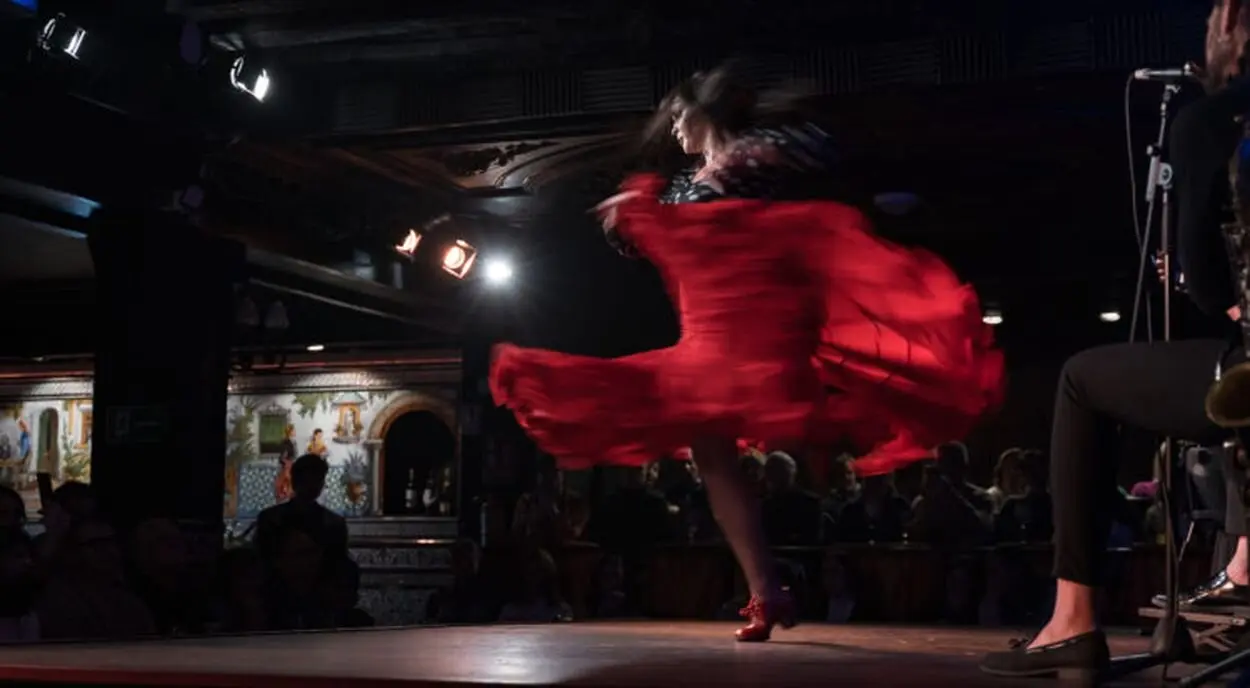 Imagen de archivo de una mujer bailando flamenco.