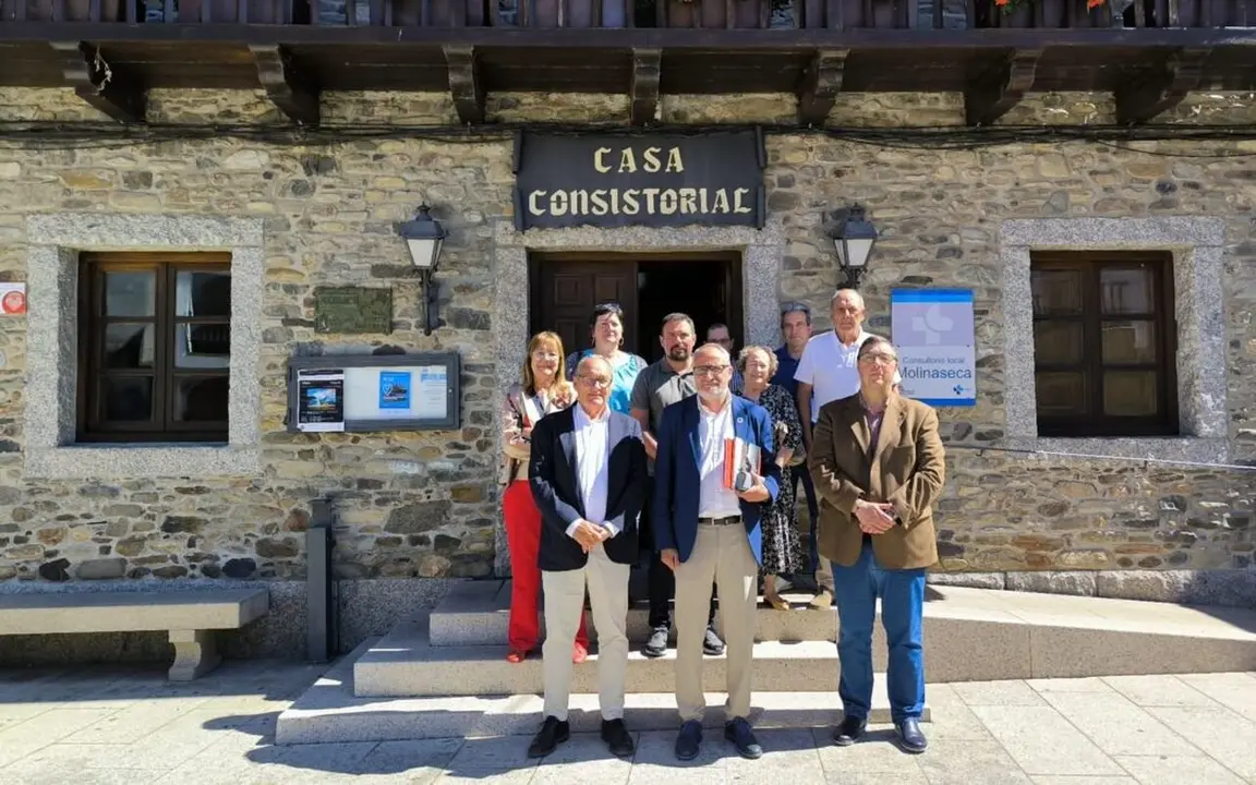 Miembros del Consejo Comarcal frente a consultorio médico de Molinaseca.