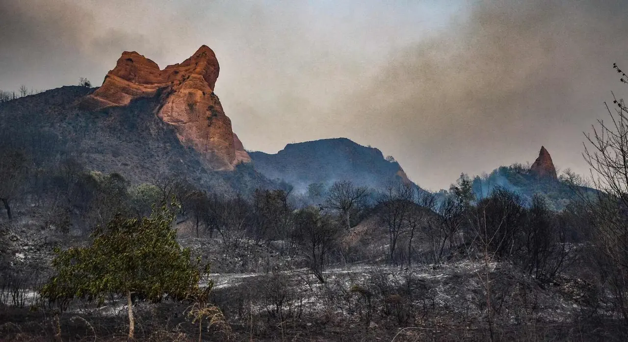 Las Médulas tras el paso de las llamas en una imagen tomada por El Bierzo Digital (foto Quinito).