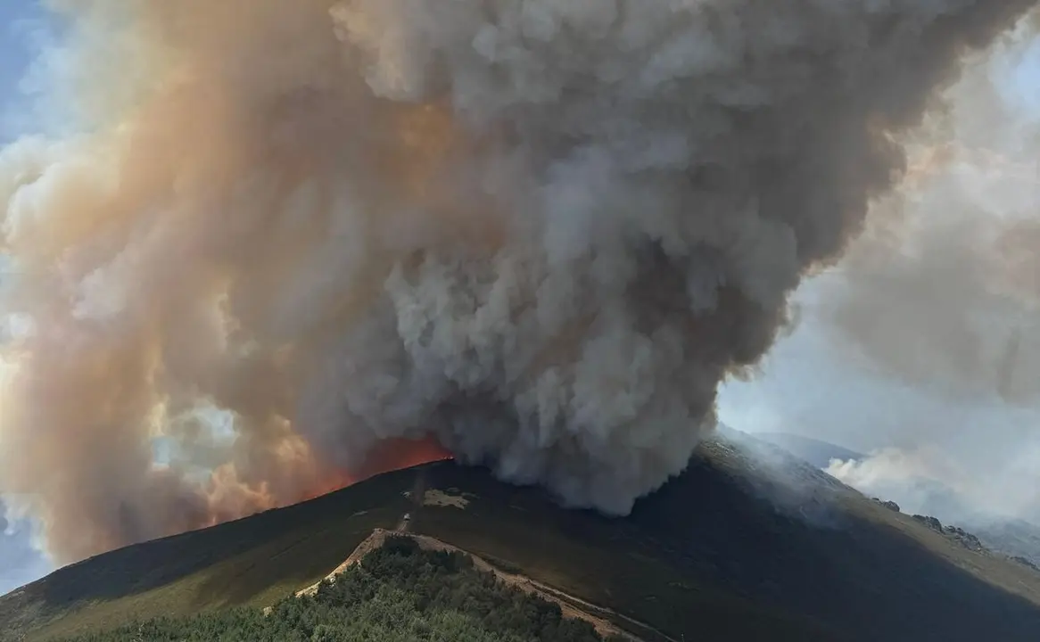 Espectacular imagen del incendio de Llamas de Cabrera, declarado nivel 2 de gravedad desde este viernes.