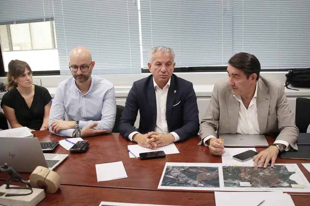 El consejero de Medio Ambiente, Juan Carlos Suárez-Quiñones preside la reunión del CECOPI en León.