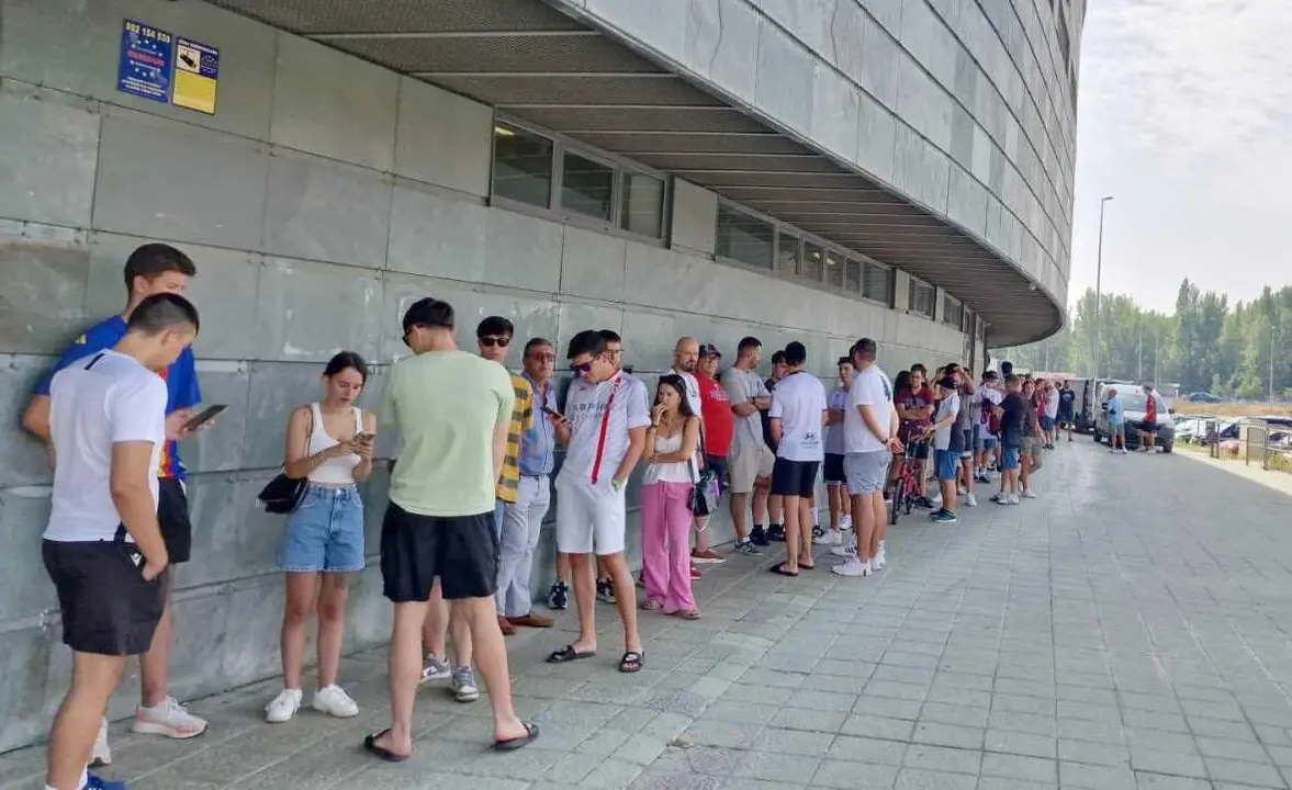 Colas de aficionados para retirar las entradas de cara al Burgos-Cultural. Foto: @GonzaloSF90