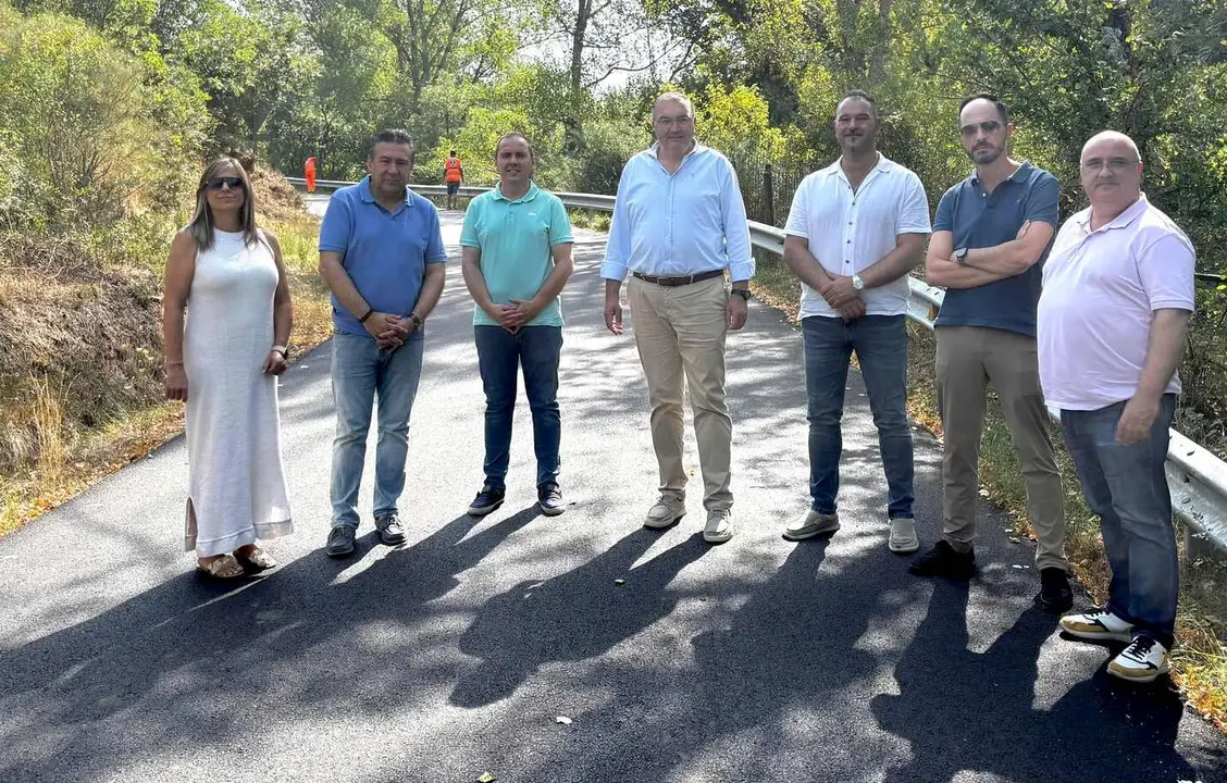 Los representantes institucionales visitan los trabajos de mejora realizados en el vial.
