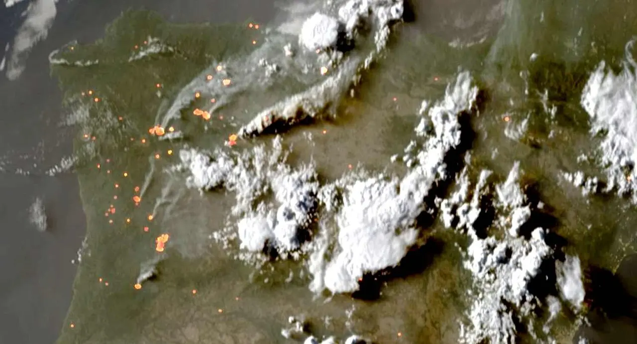 Imagen desde el espacio, tomada por el satélite Meteosat, y donde se pueden observar los incendios en la provincia de León.
