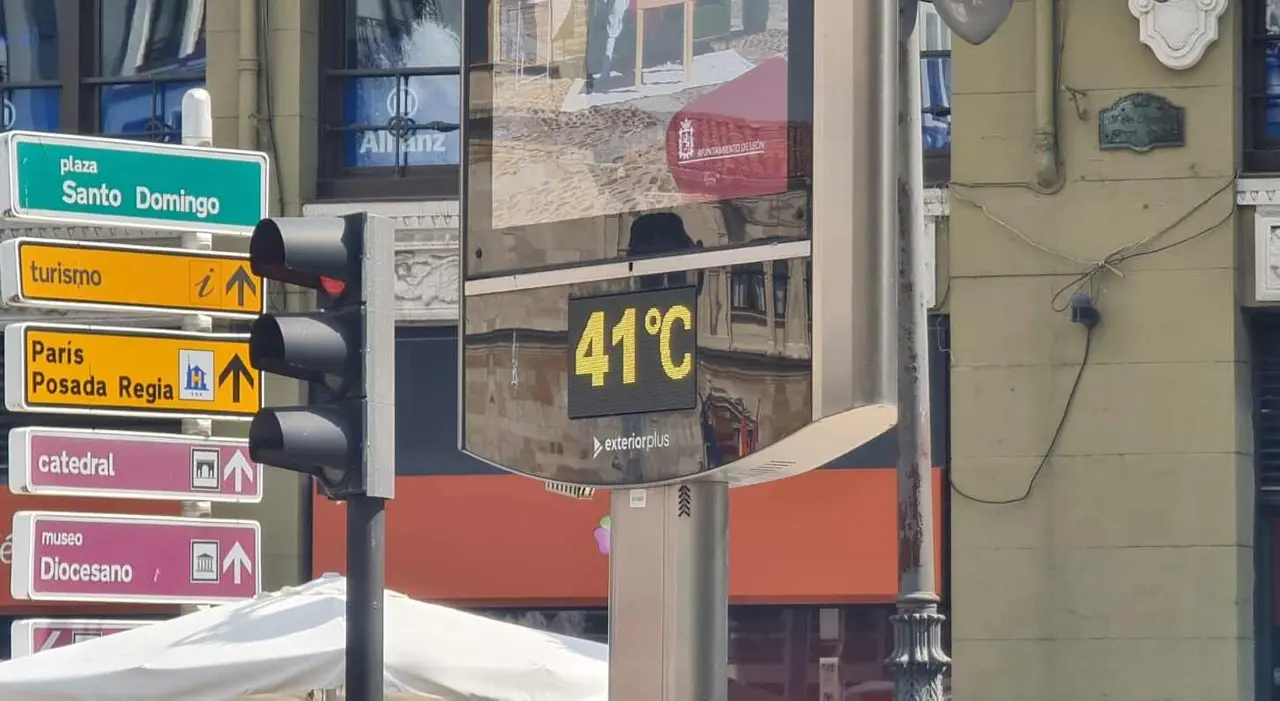 Imagen de un termómetro en el centro de León marcando temperaturas de 41º. Este fin de semana las máximas rondarán los 31º.