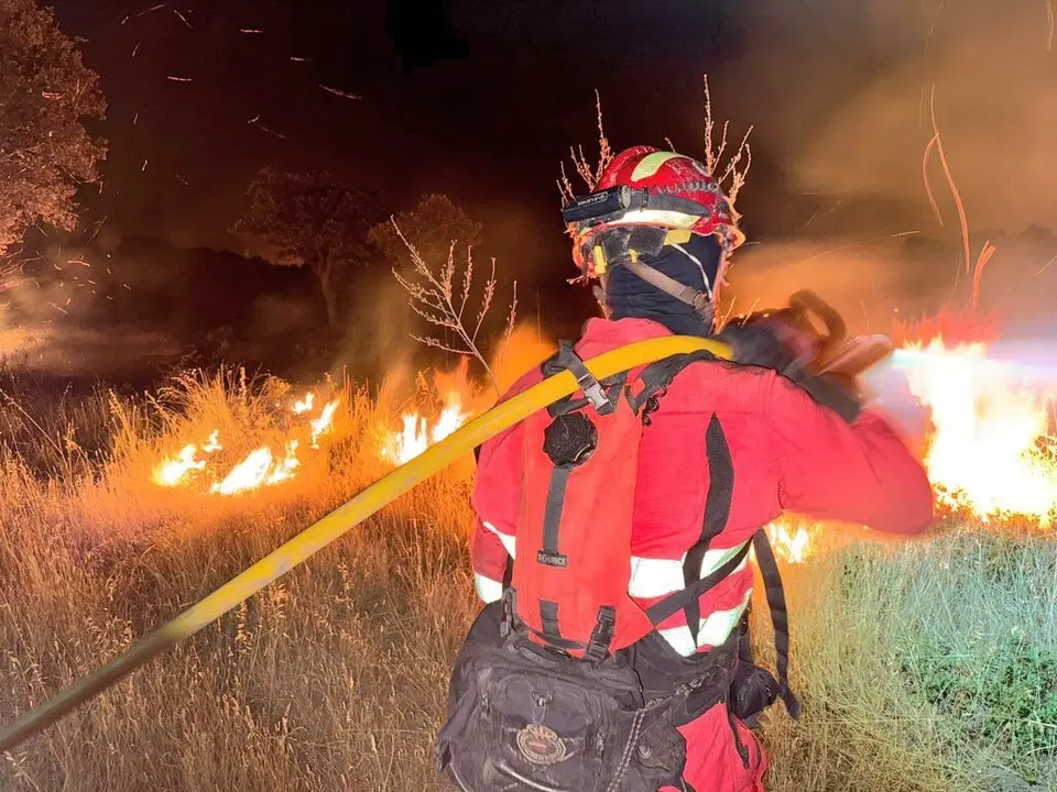 Un militar de la UME trabaja en la extinción de un incendio forestal.