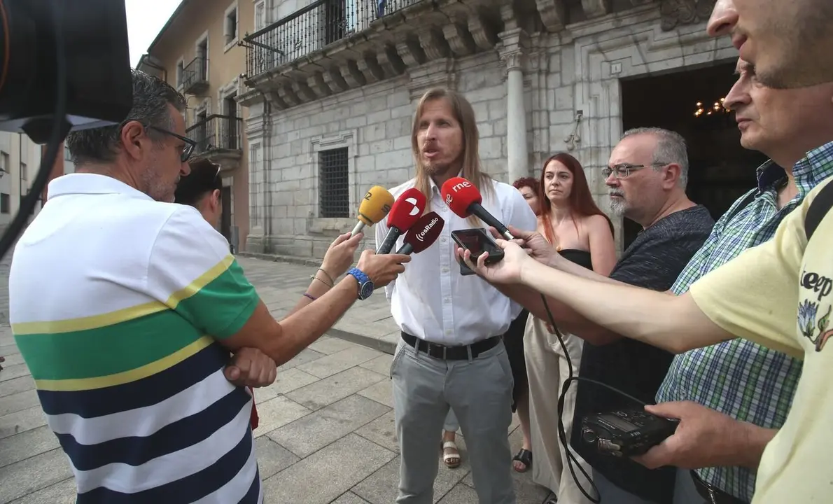 El procurador autonómico, secretario de Organización y portavoz de Podemos, Pablo Fernández, durante su comparecencia para hablar de incendio forestal en el paraje de Las Médulas. Foto: César Hornija.