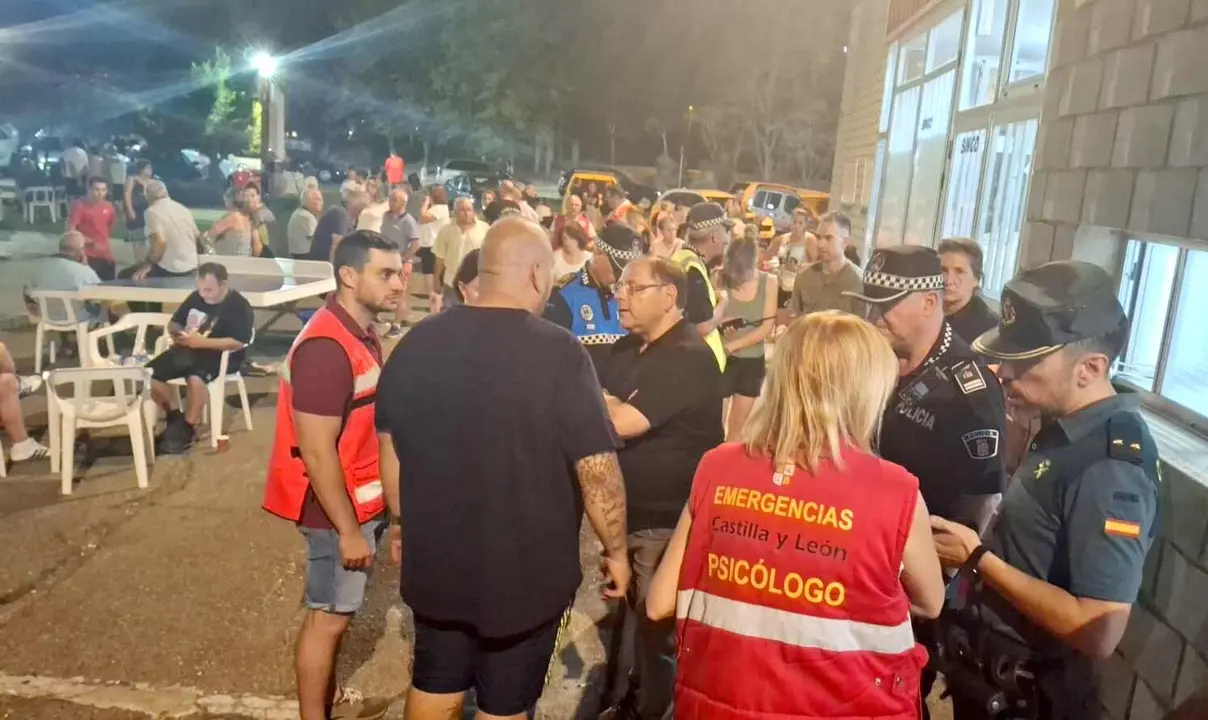 El polideportivo de La Bañeza, durante la pasada noche, con un amplio despliegue de equipos de emergencias para atender a los desplazados.