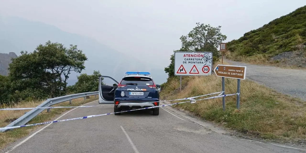 Efectivos de la Policía Nacional cortando el paso a Peñalba de Santiago.