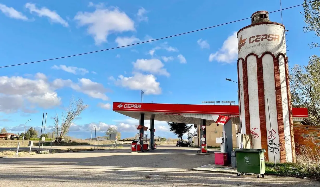 Imagen de la emblemática gasolinera de Roperuelos del Páramo.