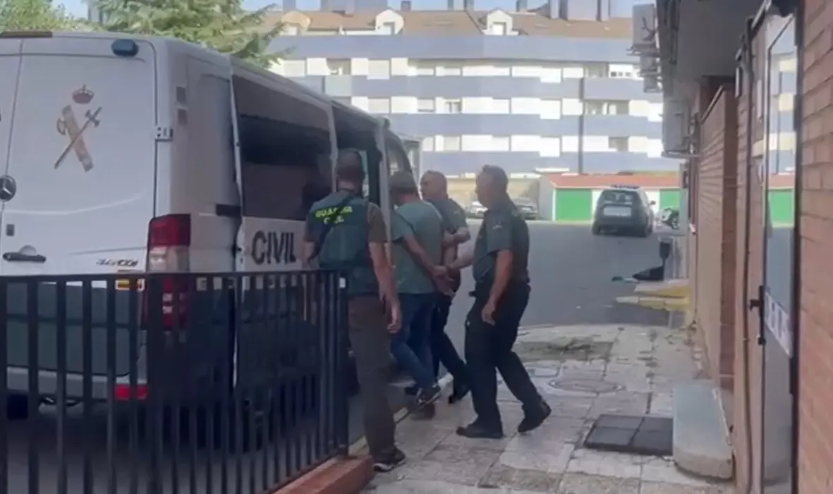 Momento de la detención del trabajador de extinción de incendios forestales por el fuego de Cuevas del Valle (Ávila). Foto: Guardia Civil