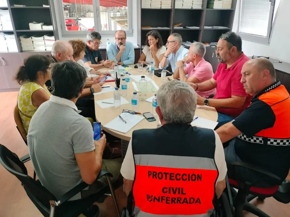 Marco Morala (centro) preside el Comité de Coordinación incendios del Ayuntamiento de Ponferrada constituido este martes.