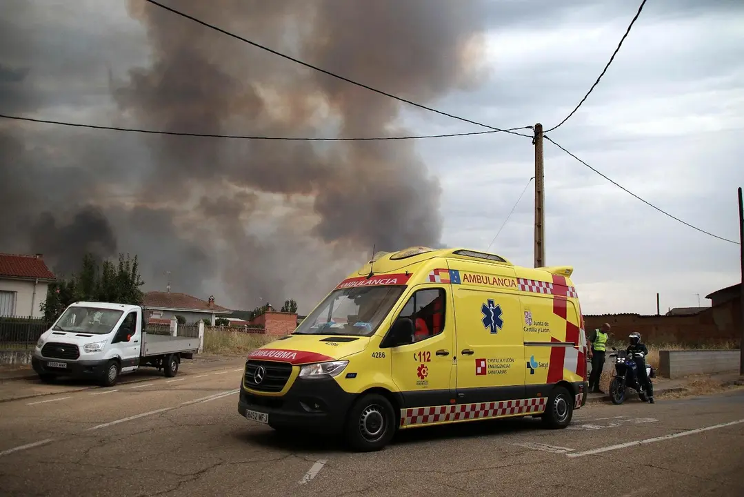 Herreros de Jamuz, en situación límite, en el momento de ser evacuado. Fotos: Peio García.