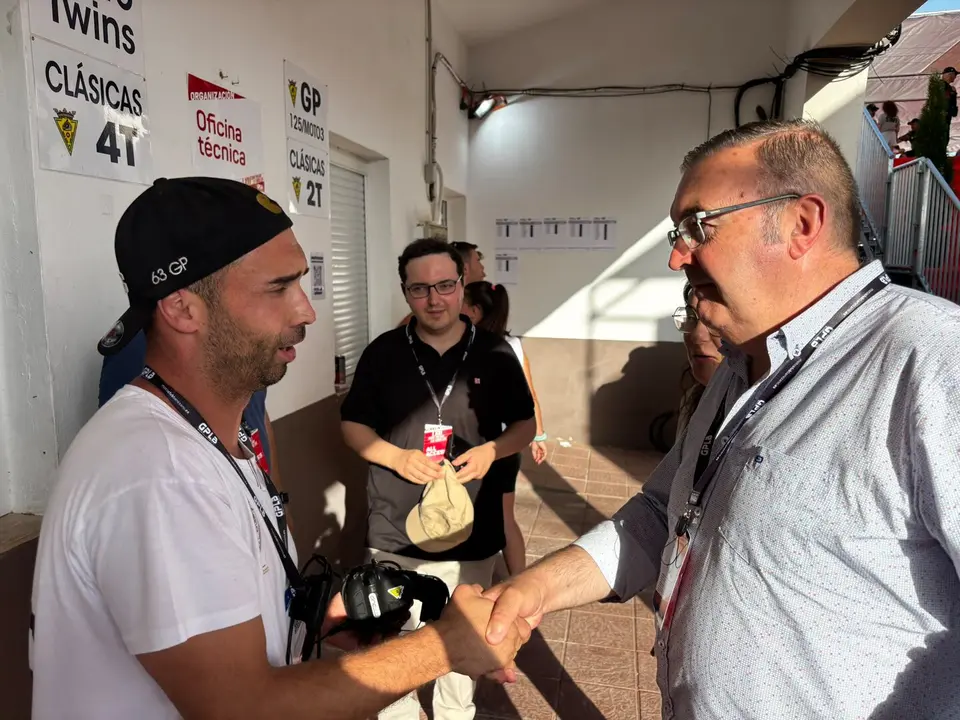 Abel, a la izquierda, saluda al vicepresidente de la Diputación durante el Gran Premio de La Bañeza. Foto: Diputación de León