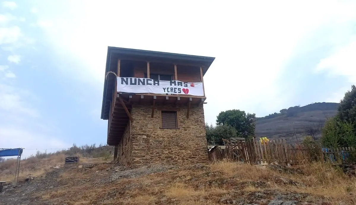 Pancarta contra los incendios puesta por una vecina de Yeres, localidad berciana cercana a Las Médulas. Foto: Ical