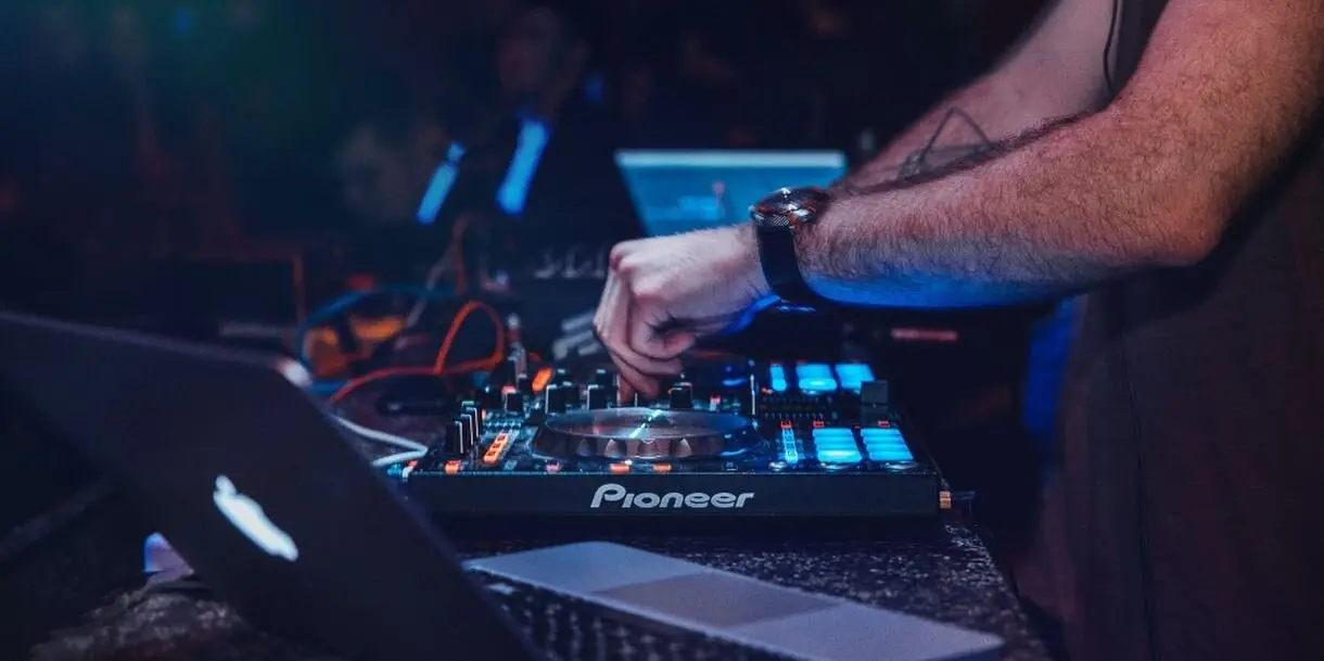 dj león