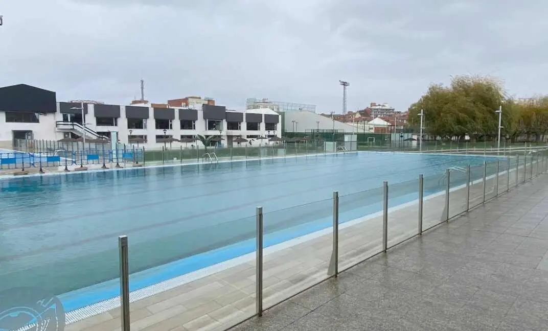 Imagen de las piscinas de La Venatoria que, como otras sociedades recreativas, se ha visto afectada por el efecto de la ceniza en suspensión.