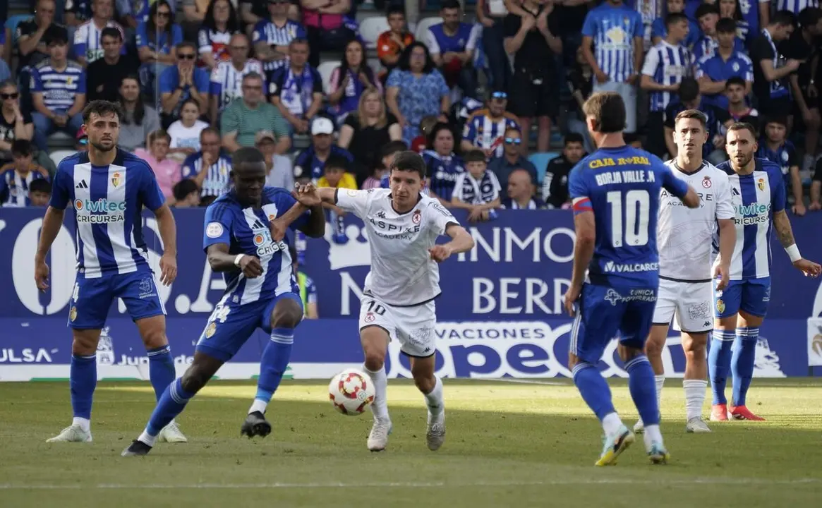 Partido entre la Sociedad Deportiva Ponferradina y la Cultural de León de la liga de Primera Federación