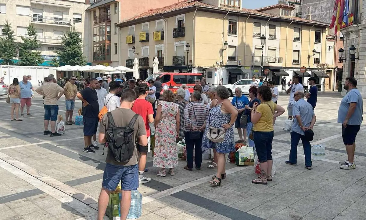 Vecinos de La Bañeza acuden a entregar donaciones a la Plaza Mayor sin que nadie se las pueda recoger.