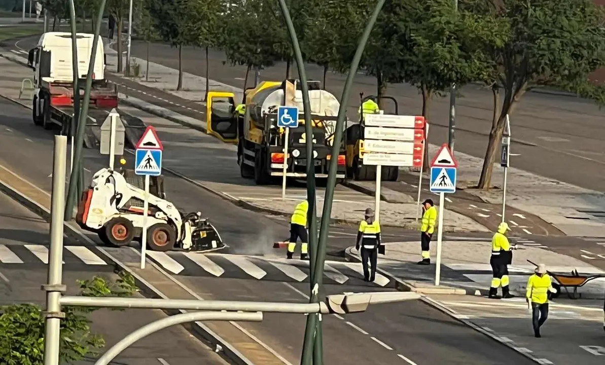 Imagen de las obras en los pasos de peatones de la zona de la Universidad para mejorar el tránsito de vehículos.