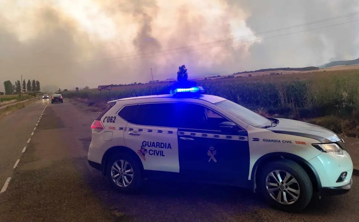 Efectivos de la Guardia Civil, durante las labores de control de un incendio.