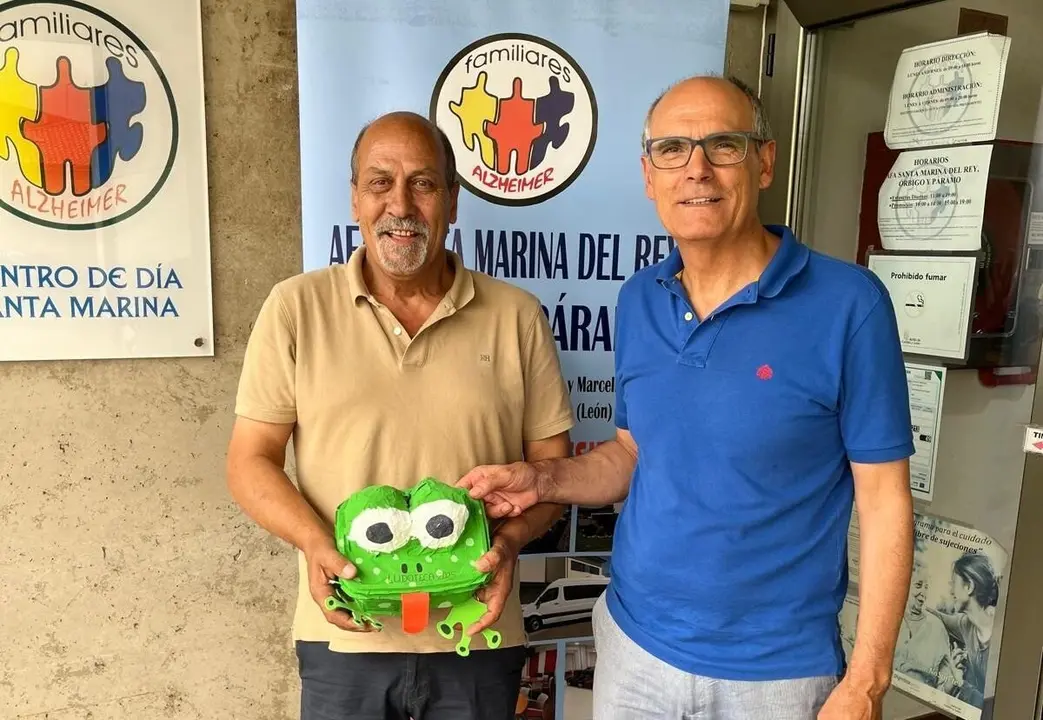 El apoyo de los vecinos del municipio de Santa Marina del Rey a sus mayores se traduce en una donación a la AFA local