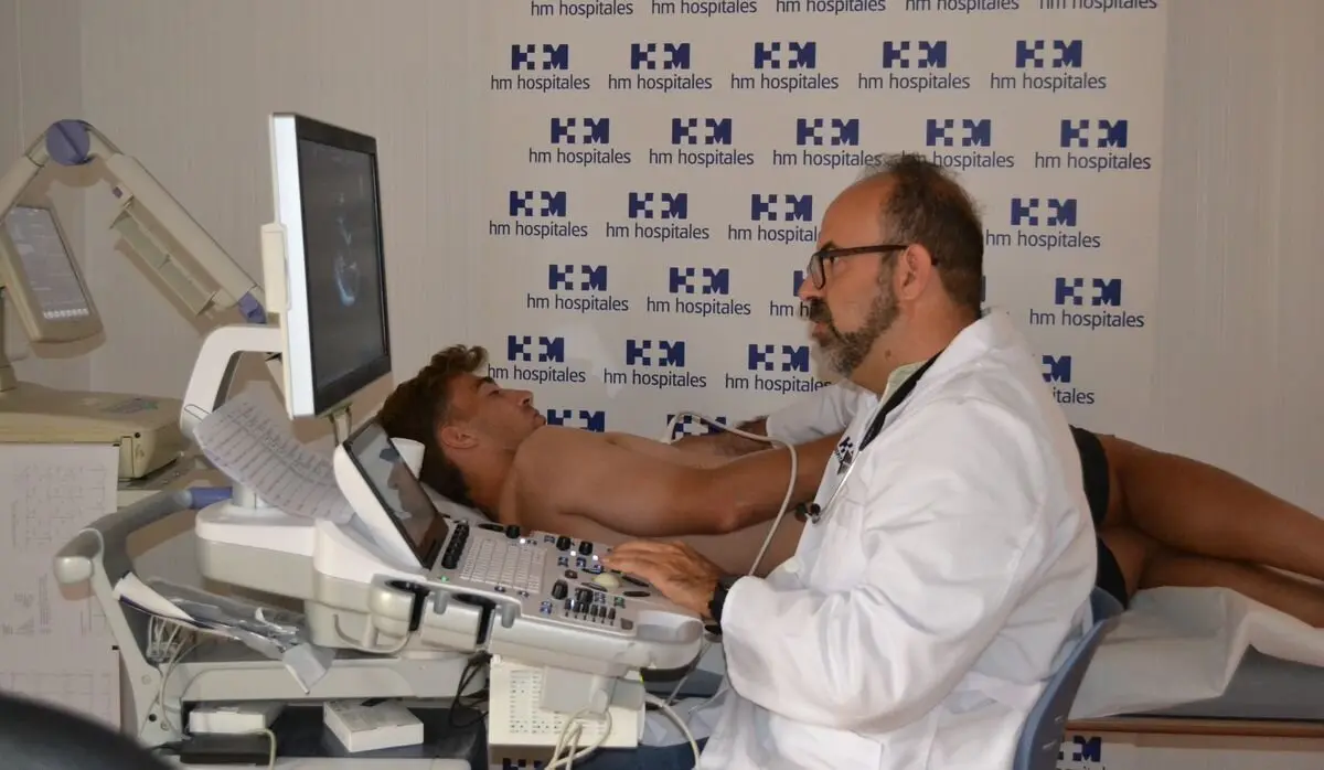 El cardiólogo de HM Regla, Dr. David Alonso, realiza un ecocardiograma a Rodri Suárez.