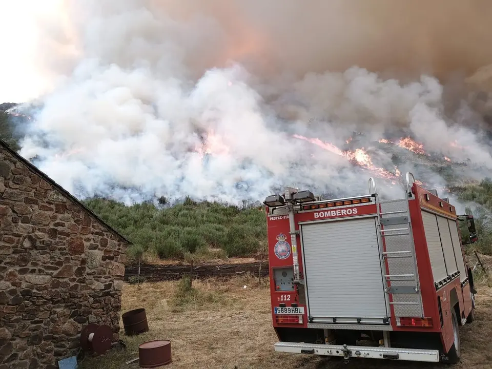 Una semana lleva el incendio en la comarca de Laciana; Mario Rivas pide ayuda urgente y más efectivos.