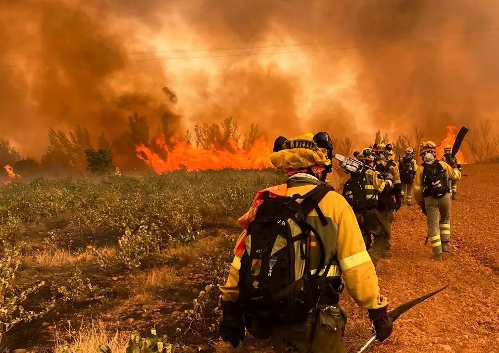 Bomberos forestales de la Brif La Iglesuela trabajan en el incendio de Barniedo de la Reina. Foto: Brif La Iglesuela